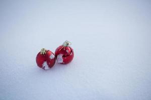 boule de noel dans la neige photo