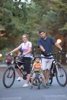 jeune famille avec des vélos photo