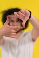 jeune homme avec des cheveux drôles sur un fond de couleur photo