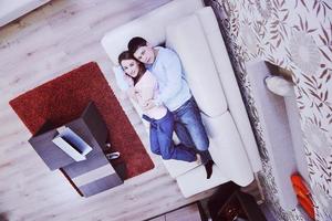 couple se détend à la maison sur un canapécouple se détend à la maison photo