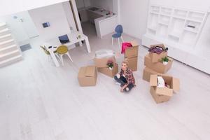 femme avec de nombreuses boîtes en carton assis sur le sol photo