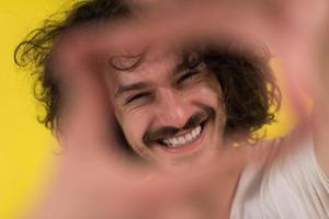 jeune homme avec des cheveux drôles sur un fond de couleur photo