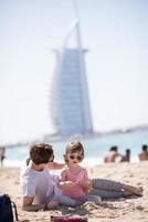 maman et sa fille sur la plage photo