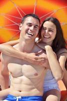 un couple heureux s'amuse sur la plage photo