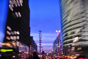 nuit de la ville avec des voitures motion lumière floue dans une rue animée photo