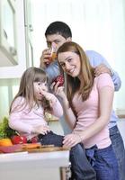 heureuse jeune famille dans la cuisine photo