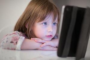 enfant qui joue avec une tablette numérique photo