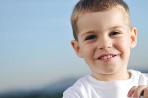 enfant profitant de l'extérieur photo