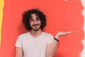 jeune homme avec des cheveux drôles sur un fond de couleur photo