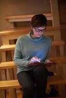 femme à la maison à l'aide d'une tablette photo