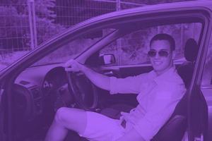 homme en voiture photo