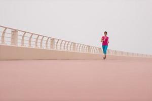 femme occupée à courir sur la promenade photo