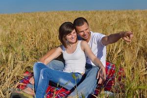 couple heureux dans le champ de blé photo