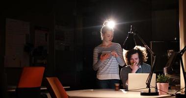 jeunes créateurs au bureau de nuit photo