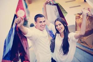 heureux jeune couple faisant du shopping photo