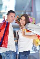 heureux jeune couple faisant du shopping photo