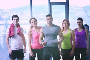 groupe de personnes faisant de l'exercice à la salle de sport photo