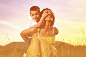 femme enfant en plein air photo