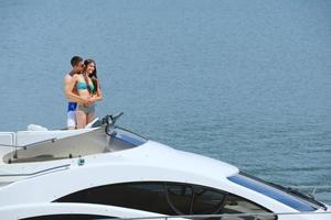 jeune couple sur yacht photo