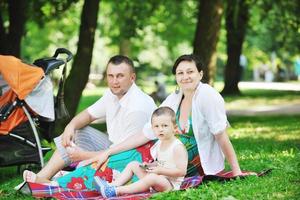 famille au parc se détendre et s'amuser photo