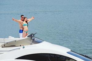 jeune couple sur yacht photo