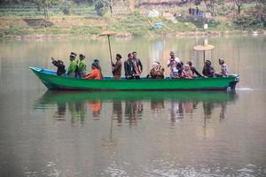 dieng, indonésie - 1er août 2015. festival de la culture dieng, les touristes suivent la procession des dreadlocks lors de l'événement du festival de la culture dieng à dieng, district de banjarnegara, java central photo