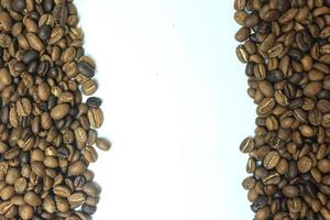 rayures de grains de café isolés sur fond blanc photo