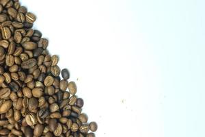 rayures de grains de café isolés sur fond blanc photo