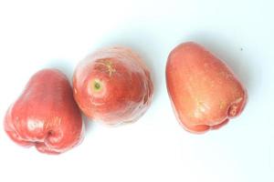 pommes roses isolés sur fond blanc. photo