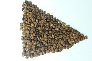 symbole de jeu fabriqué à partir de grains de café arabica torréfiés frais sur fond blanc photo