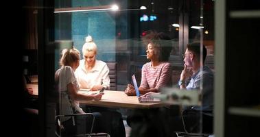 équipe commerciale de démarrage multiethnique au bureau de nuit photo