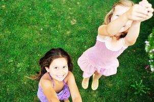 deux filles heureuses s'amusent en plein air photo