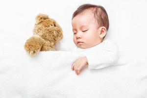 ma meilleure amie, bébé qui dort avec son ours en peluche photo