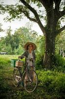 grand-mère à vélo à la campagne photo