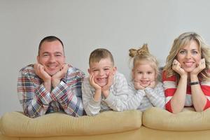 heureuse jeune famille à la maison photo