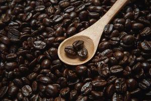 grains de café avec une cuillère photo