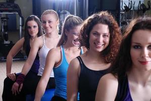 jolies filles dans un club de fitness photo