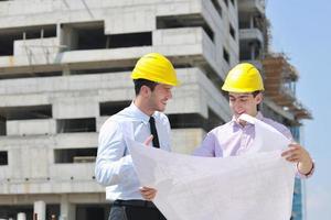 équipe d'architectes sur chantier photo