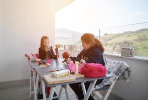 petites filles jouant avec des poupées photo