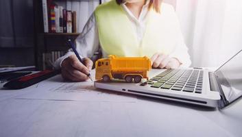 Deux collègues discutant des données de travail et tablette, ordinateur portable avec sur le projet architectural sur le chantier de construction au bureau au bureau photo