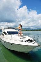 jeune couple sur yacht photo