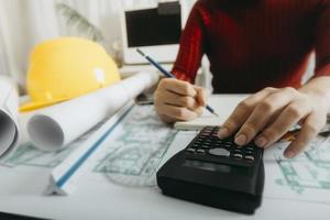 Deux collègues discutant des données de travail et tablette, ordinateur portable avec sur le projet architectural sur le chantier de construction au bureau au bureau photo