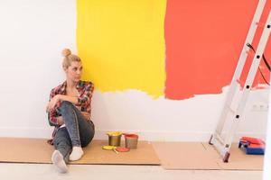 jeune femme peintre assise sur le sol photo