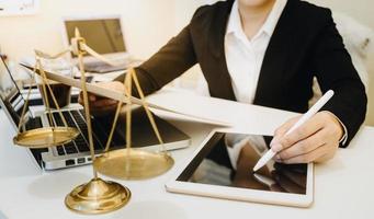 concept de justice et de droit. juge masculin dans une salle d'audience sur une table en bois et conseiller ou avocat masculin travaillant au bureau. concept de droit, de conseil et de justice juridique. photo