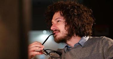 homme travaillant sur ordinateur dans un bureau sombre photo