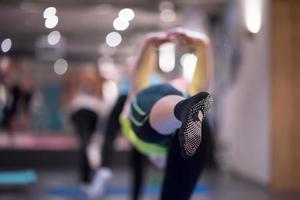 femmes sportives faisant des exercices d'aérobic photo