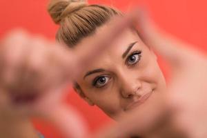 jeune femme sur fond de couleur photo