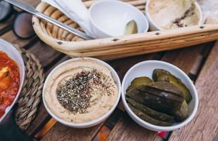 délicieux houmous frais, pain pita et concombres cornichons photo