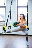 jeune fille adulte faisant des exercices dans la salle de gym photo