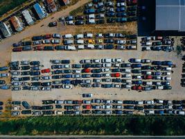 vue aérienne de la grande décharge de voitures photo
